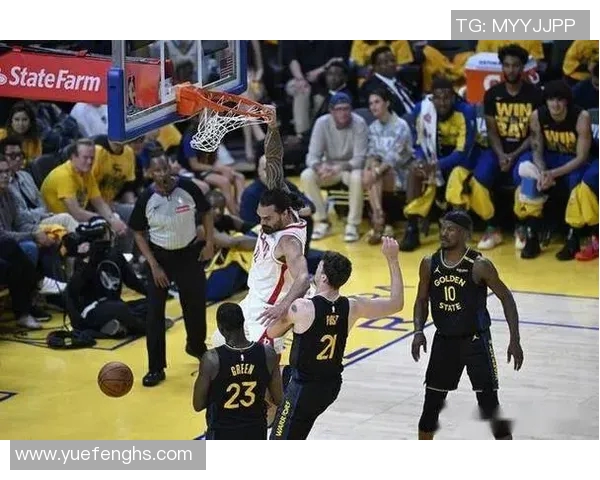 勇士与掘金激战正酣麦考表现出色助力球队争胜